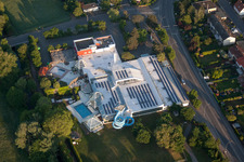 Piscine intérieure et extérieure LaOla à le quartier Queichheim in Landau in der Pfalz dans le département Rhénanie-Palatinat, Allemagne hors des airs