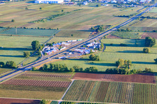 Vue aérienne de Aire de repos Serways Pfälzer Weinstrasse sur l'A65 à Edesheim dans le département Rhénanie-Palatinat, Allemagne