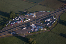 Vue aérienne de Aire d'autoroute sur la voie de circulation et les directions du BAB Serways Pfälzer Weinstrasse dans le quartier Eckel à Edesheim dans le département Rhénanie-Palatinat, Allemagne