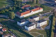 Vue aérienne de Rangées de panneaux du système photovoltaïque et du parc solaire ou de la centrale solaire du Solar-Info-Zentrum SIZ GmbH dans le quartier de Lachen-Speyerdorf à le quartier Speyerdorf in Neustadt an der Weinstraße dans le département Rhénanie-Palatinat, Allemagne