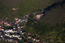 Vue aérienne de Carrière d'exploitation minière et d'extraction par Leonhard Hanbuch & Söhne GmbH & Co. KG à le quartier Haardt in Neustadt an der Weinstraße dans le département Rhénanie-Palatinat, Allemagne