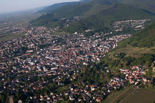 Vue d'oiseau de Neustadt an der Weinstraße dans le département Rhénanie-Palatinat, Allemagne