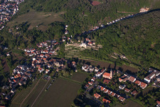Vue aérienne de Haardt sur la route des vins à Neustadt an der Weinstraße dans le département Rhénanie-Palatinat, Allemagne