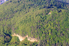 Vue aérienne de Falaises calcaires au-dessus de la ville à Frankweiler dans le département Rhénanie-Palatinat, Allemagne