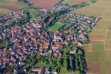 Vue aérienne de Vue du village le matin depuis le nord à le quartier Mörzheim in Landau in der Pfalz dans le département Rhénanie-Palatinat, Allemagne