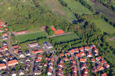 Vue aérienne de Terrains de sport du Tennis Club Winden 1982 eV et du Sportfreunde Germania Winden eV à Winden dans le département Rhénanie-Palatinat, Allemagne