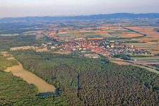 Vue de la ville le matin depuis l'est à Kandel dans le département Rhénanie-Palatinat, Allemagne hors des airs