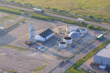 Vue aérienne de Puits et réservoirs dans la zone industrielle d'Oberwald à Wörth am Rhein dans le département Rhénanie-Palatinat, Allemagne