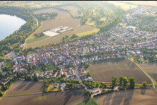 Vue aérienne de Vue de la ville depuis le sud à le quartier Leopoldshafen in Eggenstein-Leopoldshafen dans le département Bade-Wurtemberg, Allemagne