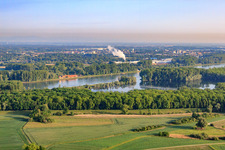 Vue aérienne de Ancienne briqueterie du barrage du Rhin depuis l'est à le quartier Sondernheim in Germersheim dans le département Rhénanie-Palatinat, Allemagne
