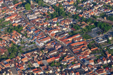 Vue aérienne de Mittlere Ortstraße depuis l'est à Rülzheim dans le département Rhénanie-Palatinat, Allemagne