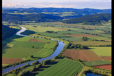 Vue aérienne de Cours de la Weser vers le nord à Holzminden dans le département Basse-Saxe, Allemagne