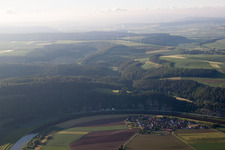 Vue aérienne de Centrale nucléaire Grohnde à distance à le quartier Grohnde in Emmerthal dans le département Basse-Saxe, Allemagne