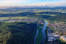 Vue aérienne de Vue de la ville sur les rives de la Weser depuis le sud à le quartier Kemnade in Bodenwerder dans le département Basse-Saxe, Allemagne