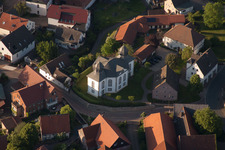 Vue aérienne de Paroisse de Hehlen-Hohe au centre du village dans le district de Daspe à Hehlen dans le département Basse-Saxe, Allemagne