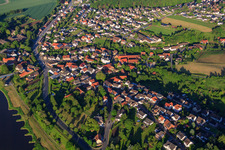 Vue aérienne de Les rives de la Weser et de la B83 à Hehlen dans le département Basse-Saxe, Allemagne