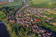 Vue aérienne de Les rives de la Weser et de la B83 à Hehlen dans le département Basse-Saxe, Allemagne