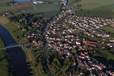 Vue aérienne de Les rives de la Weser dans le district de Daspe à Hehlen dans le département Basse-Saxe, Allemagne