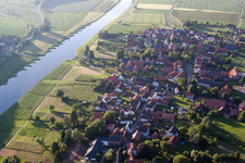 Vue aérienne de Les rives de la Weser à le quartier Hajen in Emmerthal dans le département Basse-Saxe, Allemagne
