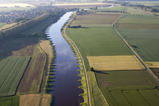 Vue aérienne de Blocs réacteurs, structures de tour de refroidissement et installations de la centrale nucléaire - centrale nucléaire - centrale nucléaire Centrale nucléaire Grohnde sur la Weser à le quartier Grohnde in Emmerthal dans le département Basse-Saxe, Allemagne