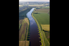 Vue aérienne de Blocs réacteurs, structures de tour de refroidissement et installations de la centrale nucléaire - centrale nucléaire - centrale nucléaire Centrale nucléaire Grohnde sur la Weser à le quartier Grohnde in Emmerthal dans le département Basse-Saxe, Allemagne