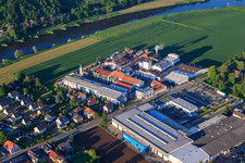 Vue aérienne de Usine chimique de Dr. Paul Lohmann GmbH & Co. KGaA sur les rives de la Weser à le quartier Kirchohsen in Emmerthal dans le département Basse-Saxe, Allemagne