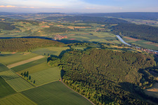 Vue aérienne de Collines sur les rives de la Weser à Ottenstein dans le département Basse-Saxe, Allemagne