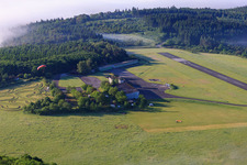 Vue aérienne de Terrain de parachutisme à l'aérodrome Höxter-Holzminden (EDVI) à le quartier Albaxen in Höxter dans le département Rhénanie du Nord-Westphalie, Allemagne