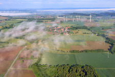 Vue aérienne de Parc éolien de Vörden derrière le village à le quartier Hohehaus in Marienmünster dans le département Rhénanie du Nord-Westphalie, Allemagne