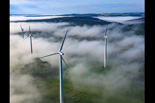 Les rotors du parc éolien Fürstenau dépassent des nuages bas à le quartier Fürstenau in Höxter dans le département Rhénanie du Nord-Westphalie, Allemagne d'en haut