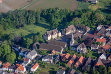 Vue aérienne de Église Saint-Kilian à le quartier Vörden in Marienmünster dans le département Rhénanie du Nord-Westphalie, Allemagne