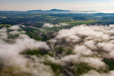 Vue aérienne de Placer derrière les nuages à le quartier Bellersen in Brakel dans le département Rhénanie du Nord-Westphalie, Allemagne