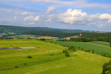 Terrain de parachutisme à l'aérodrome Höxter-Holzminden (EDVI) à le quartier Albaxen in Höxter dans le département Rhénanie du Nord-Westphalie, Allemagne d'en haut