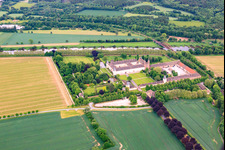 Vue aérienne de Château de Corvey, site classé au patrimoine mondial de l'UNESCO, sur les rives de la Weser avec restaurant du château, Weser-Aktivhotel-Corvey et Remtergarten State Garden Show Höxter à Höxter dans le département Rhénanie du Nord-Westphalie, Allemagne