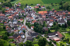 Vue aérienne de Vue des rues et des maisons dans les quartiers résidentiels à le quartier Amelunxen in Beverungen dans le département Rhénanie du Nord-Westphalie, Allemagne