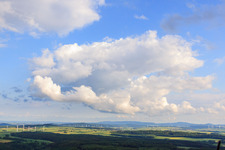 Vue aérienne de Nuages au-dessus du parc éolien de Bustollen à le quartier Dalhausen in Beverungen dans le département Rhénanie du Nord-Westphalie, Allemagne