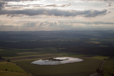 Vue aérienne de Rangées de panneaux du système photovoltaïque et du parc solaire ou de la centrale solaire à le quartier Tietelsen in Beverungen dans le département Rhénanie du Nord-Westphalie, Allemagne