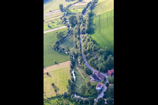 Vue aérienne de Cours de la Nethe à le quartier Erkeln in Brakel dans le département Rhénanie du Nord-Westphalie, Allemagne