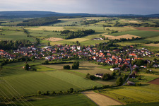 Vue aérienne de Vue des rues et des maisons dans les quartiers résidentiels à le quartier Bökendorf in Brakel dans le département Rhénanie du Nord-Westphalie, Allemagne