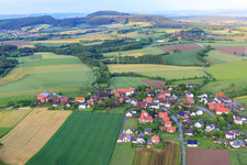 Vue aérienne de Vue du village depuis le sud-ouest à le quartier Niese in Lügde dans le département Rhénanie du Nord-Westphalie, Allemagne