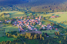 Vue aérienne de Vue du village depuis l'ouest à le quartier Hummersen in Lügde dans le département Rhénanie du Nord-Westphalie, Allemagne