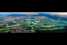 Vue aérienne de Perspective panoramique de la vue sur la ville sur les rives de la rivière Weser à Holzminden dans le département Basse-Saxe, Allemagne
