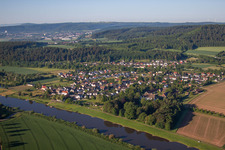 Vue aérienne de Zones riveraines de la Weser en Wehrden à le quartier Wehrden in Beverungen dans le département Rhénanie du Nord-Westphalie, Allemagne