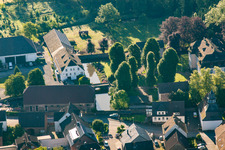 Vue aérienne de Douves du château à le quartier Meinbrexen in Lauenförde dans le département Basse-Saxe, Allemagne