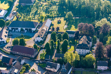Photographie aérienne de Douves du château à le quartier Meinbrexen in Lauenförde dans le département Basse-Saxe, Allemagne