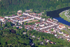 Vue aérienne de Vieille ville historique avec Friedrichstraße, Hafenpl. et Karlshafen à Bad Karlshafen dans le département Hesse, Allemagne