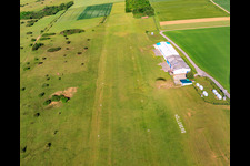 Vue aérienne de Aéroport de Hölleberg (EDVL) à le quartier Langenthal in Trendelburg dans le département Hesse, Allemagne