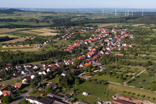 Vue aérienne de Vue sur le village à le quartier Langenthal in Trendelburg dans le département Hesse, Allemagne