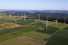 Vue oblique de Parc éolien Haarbrück-Wortberg à le quartier Haarbrück in Beverungen dans le département Rhénanie du Nord-Westphalie, Allemagne