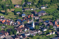 Vue aérienne de Église Sainte-Marie-Salomé à le quartier Ovenhausen in Höxter dans le département Rhénanie du Nord-Westphalie, Allemagne